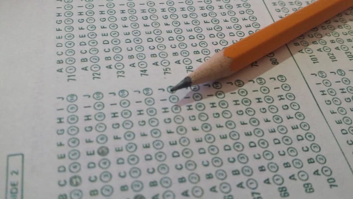 Numaralı şıkları olan optik cevap kâğıdı ve üzerinde duran kurşun kalem