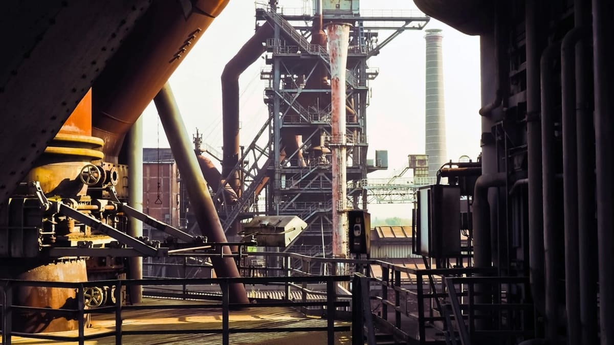 Sanayi tesisinde metal boru hatlarının ve yapıların yakından görünümü