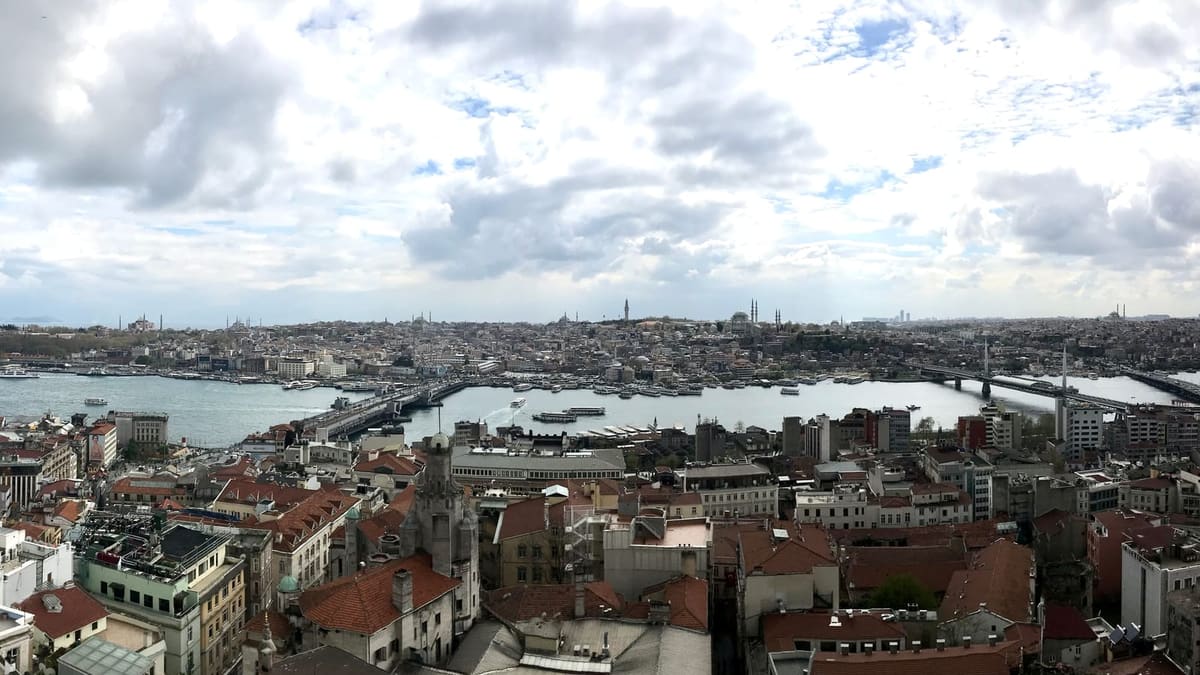Galata Kulesi'nden bakıldığında Haliç kıyısında sık yapılaşmış İstanbul semtleri ve bulutlu gökyüzü