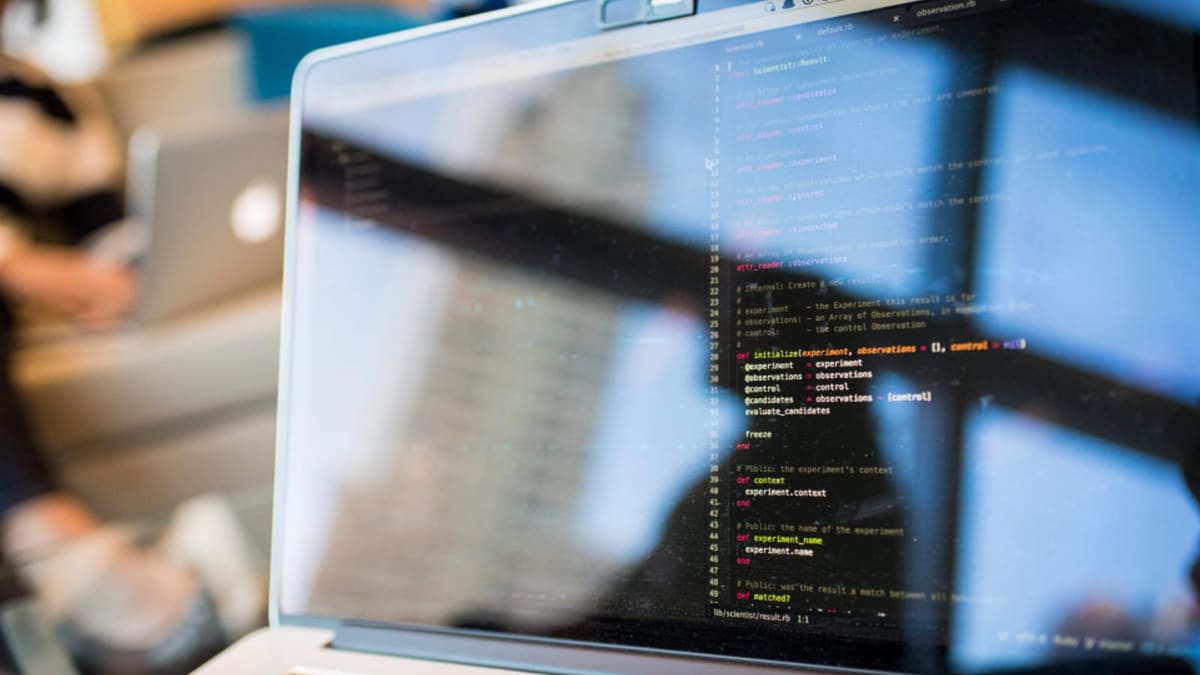 Ekranında program kodu görünen dizüstü bilgisayarın yakından çekilmiş görüntüsü