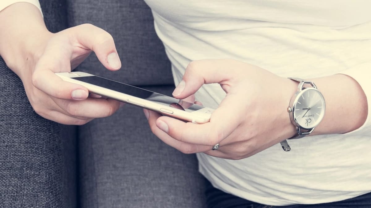 Elinde akıllı telefon tutan bir kişi