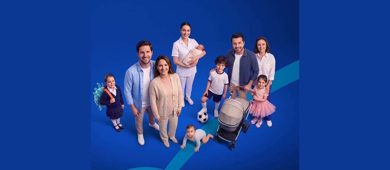 Kampanya görselinde bebeğini kucağında tutan sağlık çalışanı ve çocuklarıyla bir arada duran iki aile