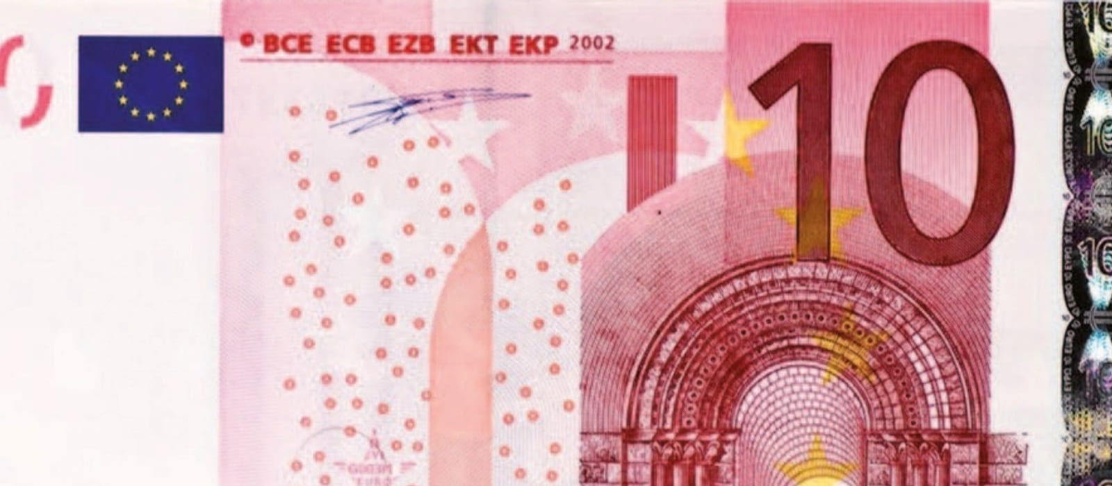Masada hesap makinesi, kalem ve not defteriyle finansal verileri inceleyen kişi