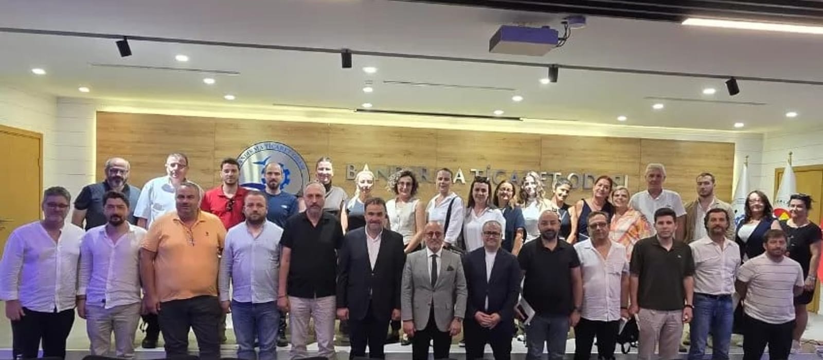 Bandırma'daki acente istişare toplantısına katılan sigortacıların toplu fotoğrafı