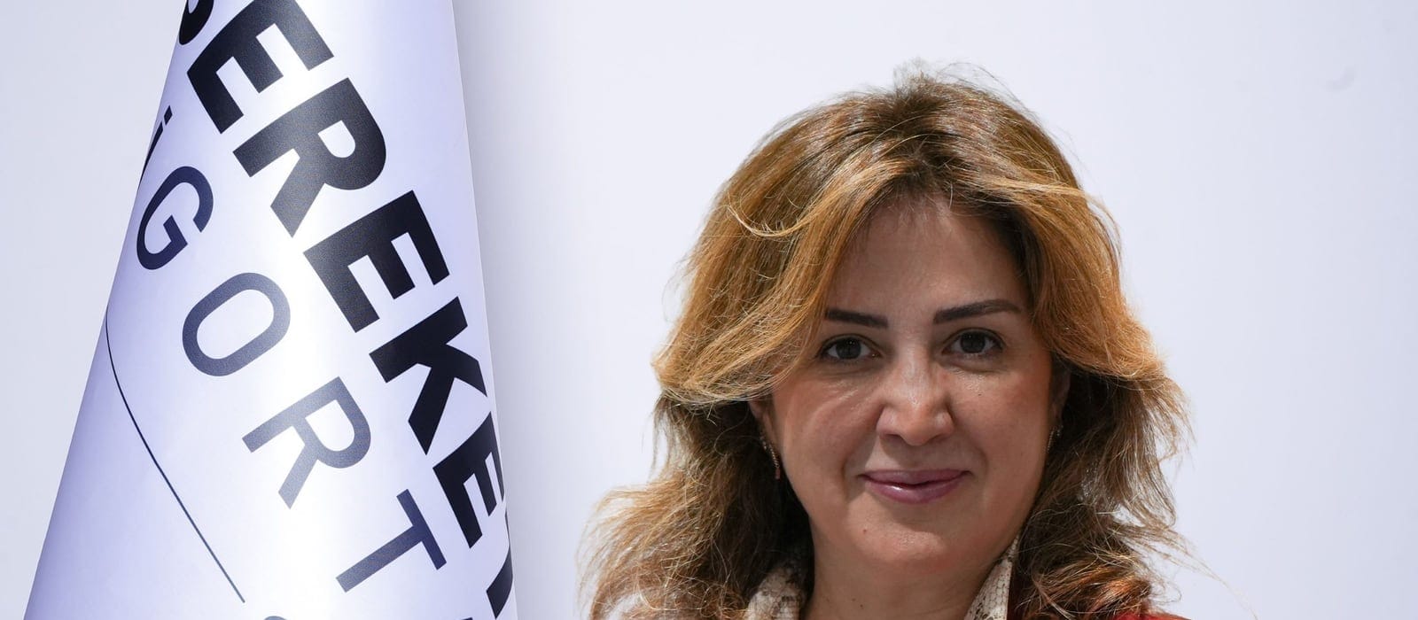 Ofiste yuvarlak masada karşılıklı oturup gülümseyerek görüşen iki kadın yönetici