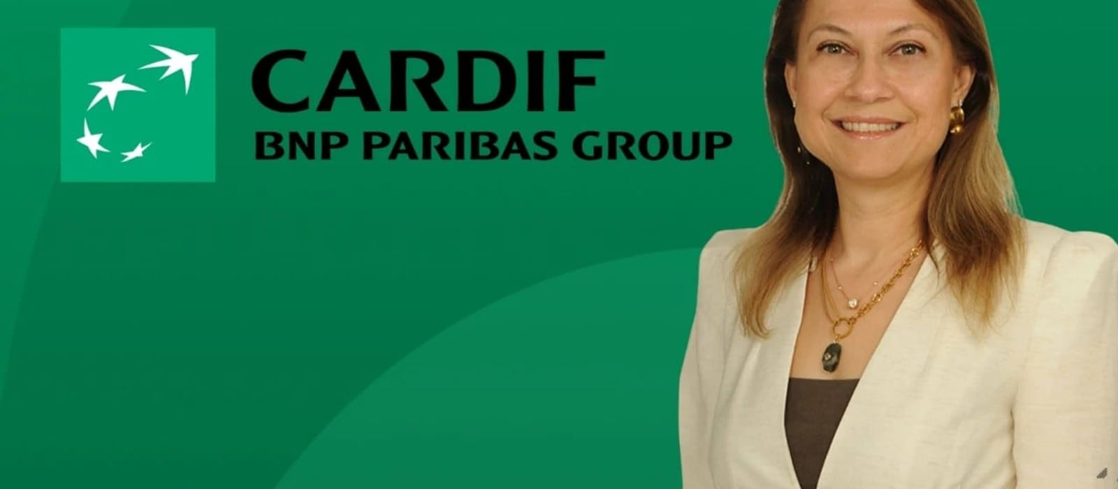 Toplantı masasında el hareketleriyle konuşan bir yönetici ile onu dinleyen çalışanlar
