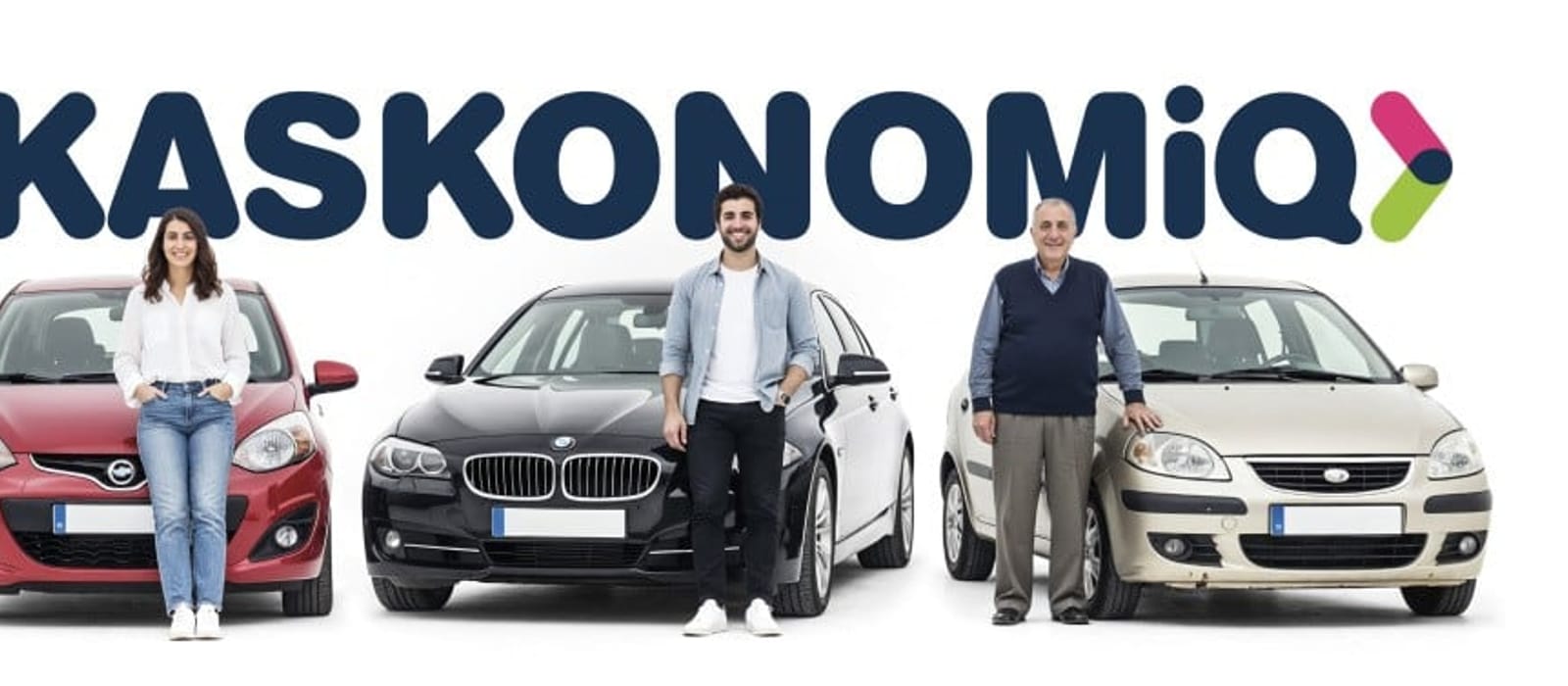 Bir otomobilin direksiyonu ve gösterge paneli, araç içinden yola bakan açı