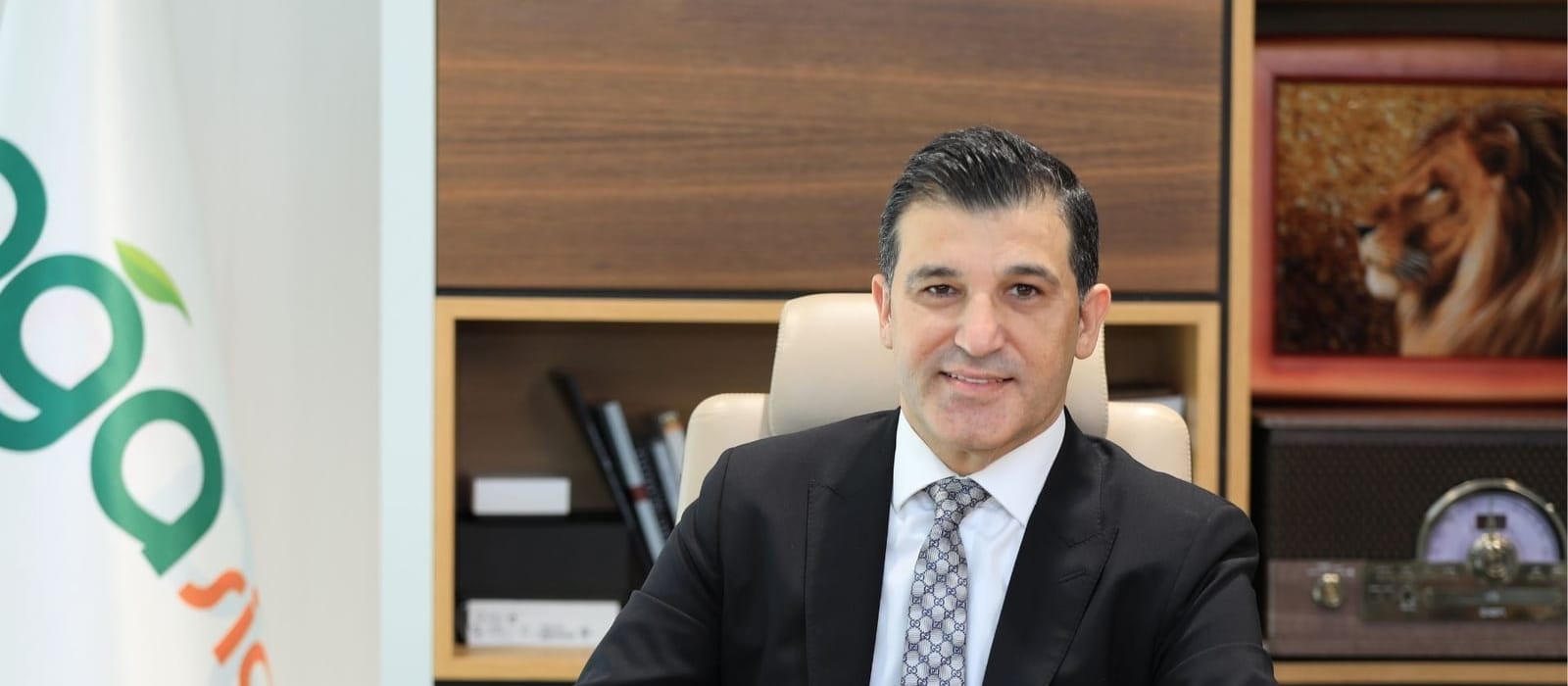Masaüstünde hesap makinesi ve finansal tablolar inceleyen bir çalışan