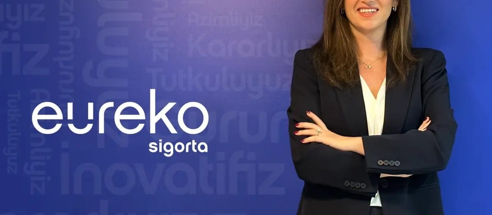 Ofis masası etrafında toplanmış toplantı yapan çalışanlar