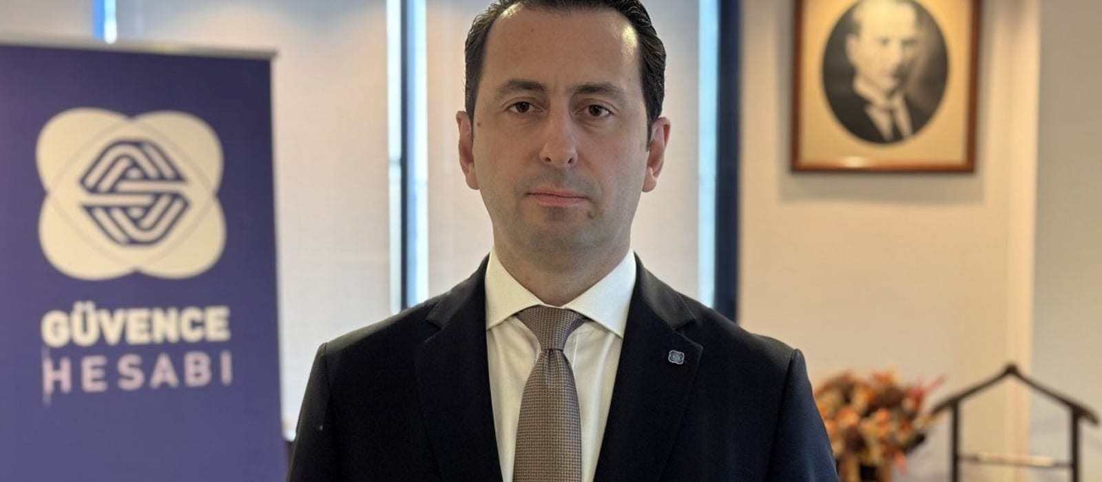 Alacakaranlıkta gökdelenler arasından geçen, far ışıklarının iz bıraktığı çok şeritli şehir otoyolu