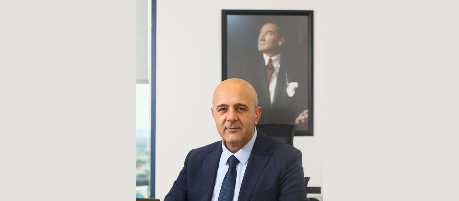 Bir yetişkinin yürürken bir çocuğun elinden tuttuğu, arkadan çekilmiş görüntü