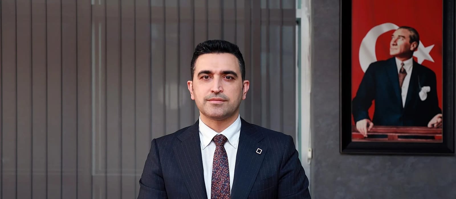 Elindeki akıllı telefonla bir uygulamayı kullanan kişinin yakın çekim görüntüsü