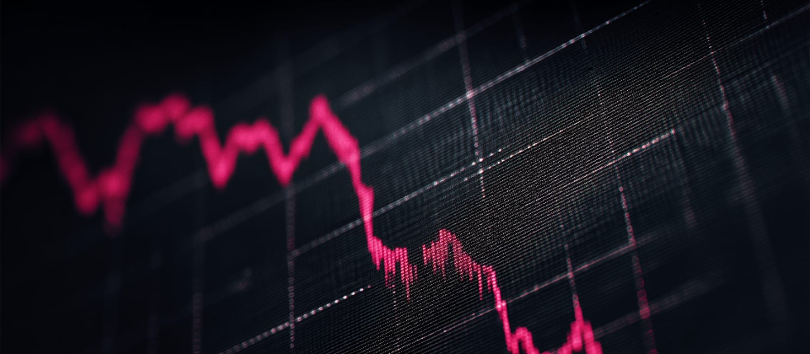 Ofis masasında duran hesap makinesi, kalem ve finansal tablo çıktıları