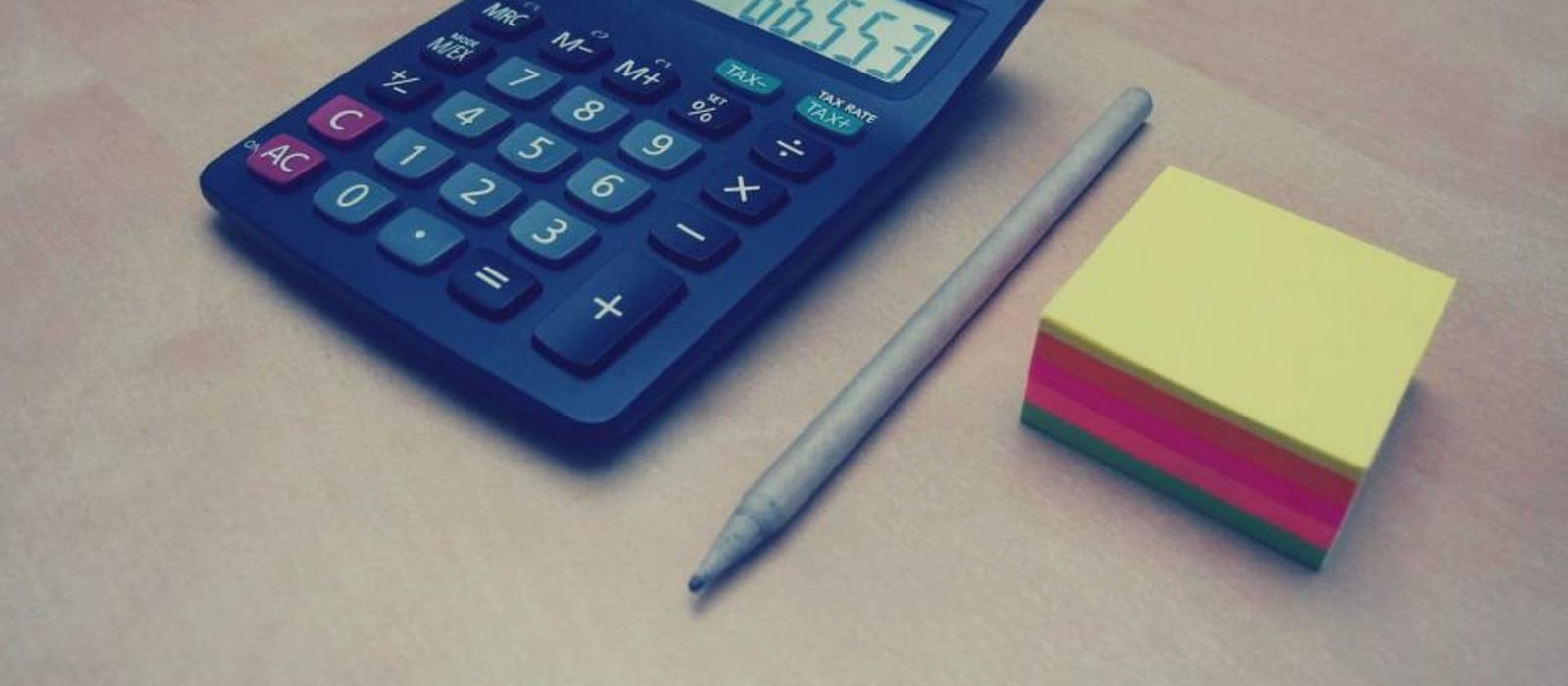 Ekranda kırmızı çizgiyle yükselen ve dalgalanan finansal grafik