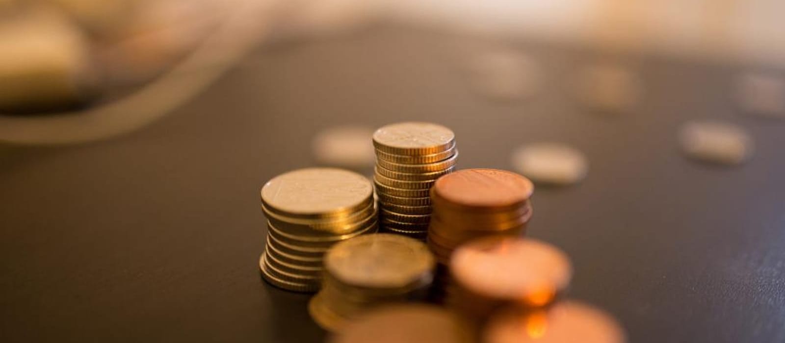 Masada hesap makinesi ve finansal tablolarla çalışan kişi