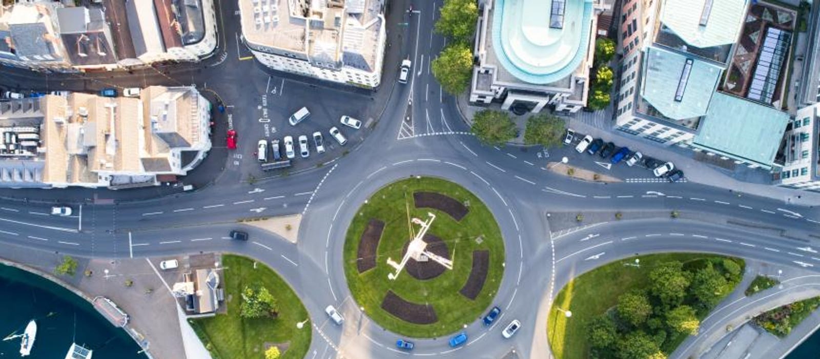 Gece vakti ışıklı otoyolda akan araç trafiği ve arka planda şehir binaları