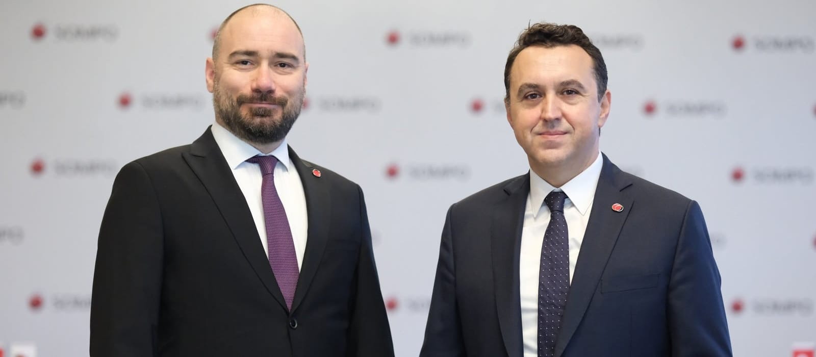 Karanlık renkli bir otomobilin direksiyon ve gösterge panelinden görünüm