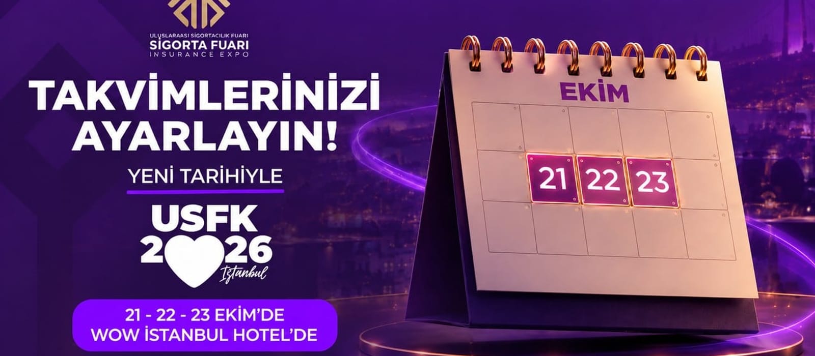 Ahşap kaplı büyük bir kongre salonunda sahneye dönük oturan ve ayakta duran kalabalık katılımcılar