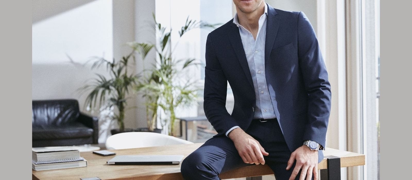 Cam kenarındaki ofis masasında toplantı yapan iş insanları